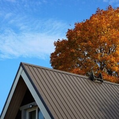 ﻿ Plechové strechy ponúkajú niekoľko výhod, ako je dlhá životnosť, odolnosť voči vode a energetická účinnosť.