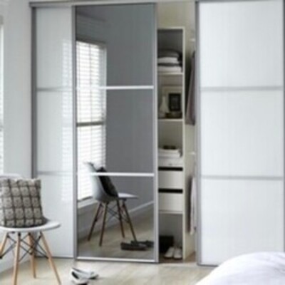 Biele vstavane skrine sú estetické aj praktické. Vďaka svojim dizajnovým vlastnostiam môžu miestnosti pôsobiť svetlejšie a priestrannejšie.
